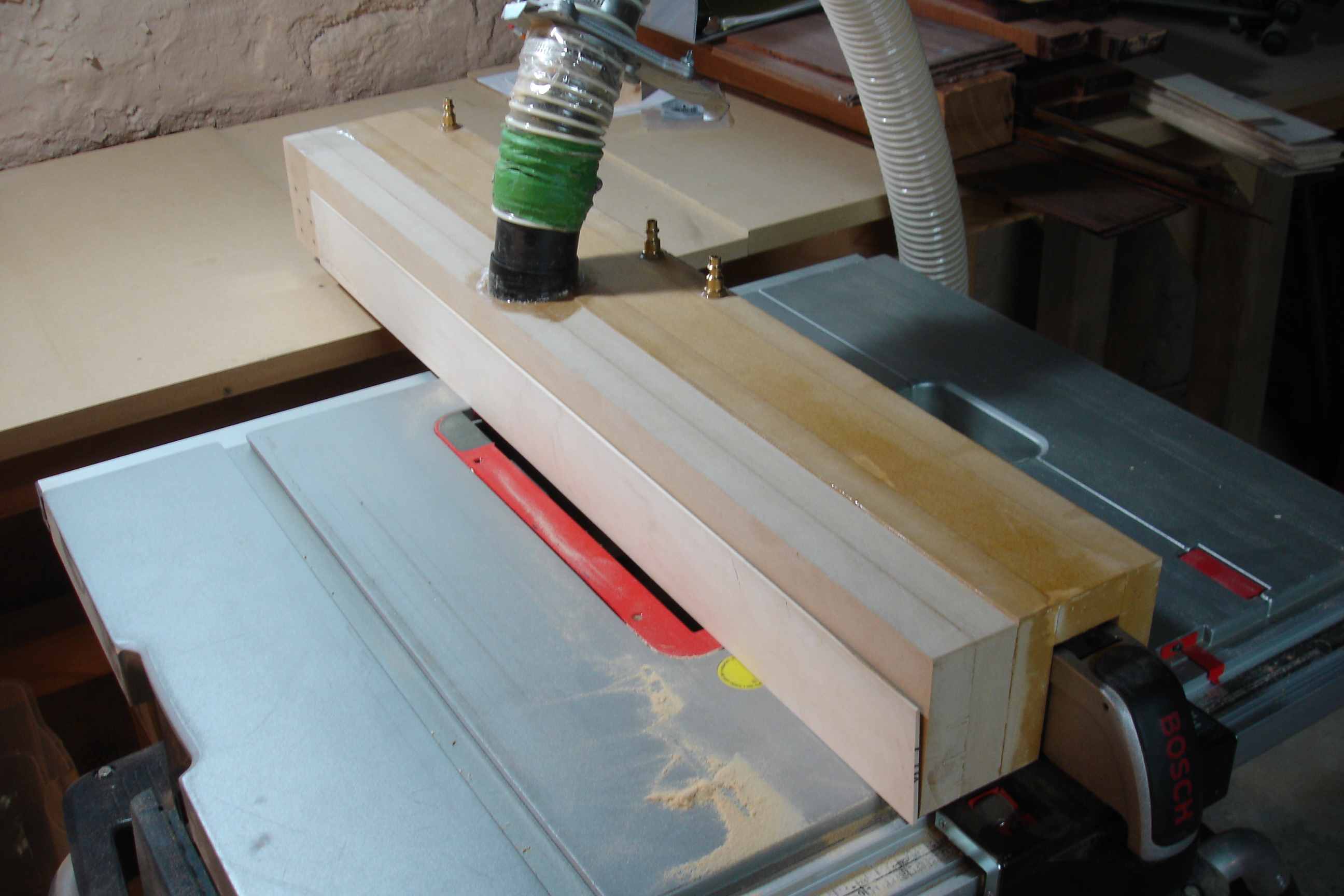 VacuumFence02 The vacuum fence setup on my tablesaw.